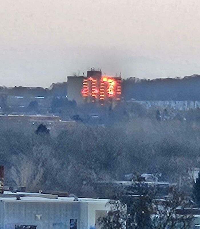 Edificio con reflejo en ventanas que parece una ilusión óptica, uno de los objetos interesantes que parecen otras cosas.