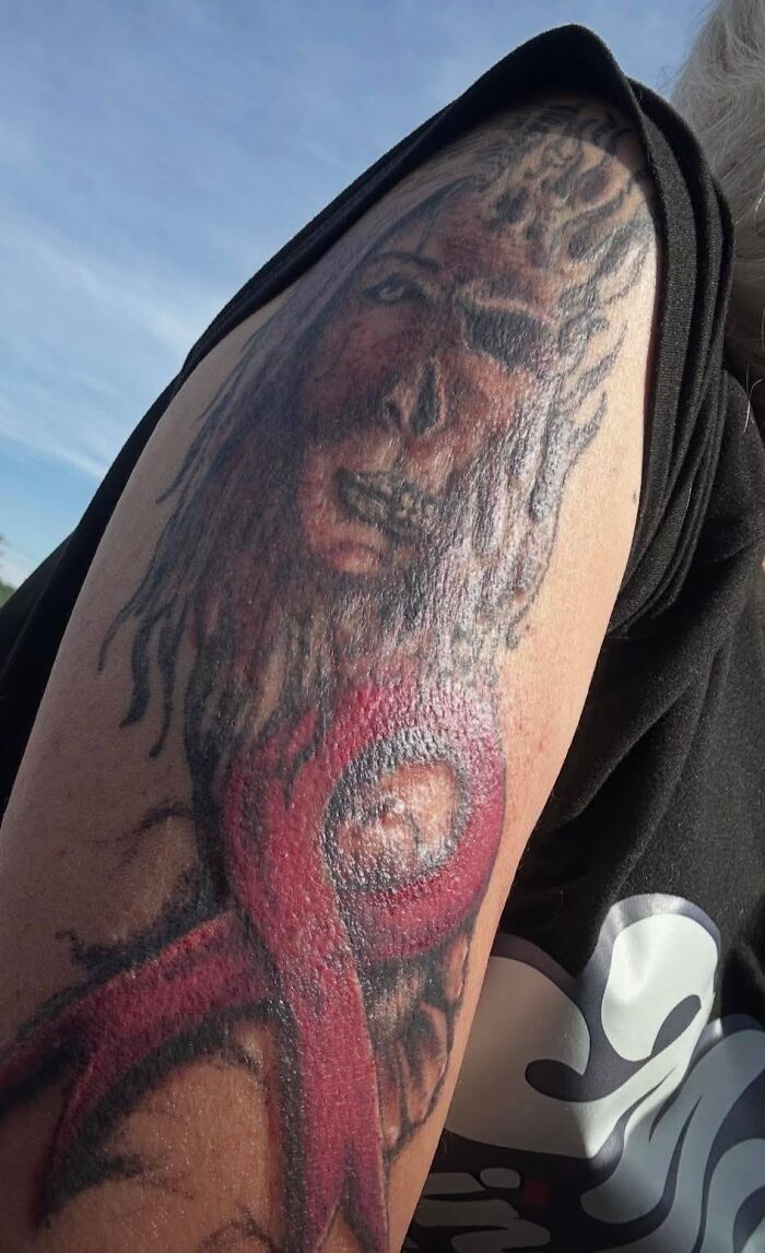 Tatuaje horrible en brazo mostrando un diseño borroso y mal ejecutado como ejemplo de errores difíciles de borrar.