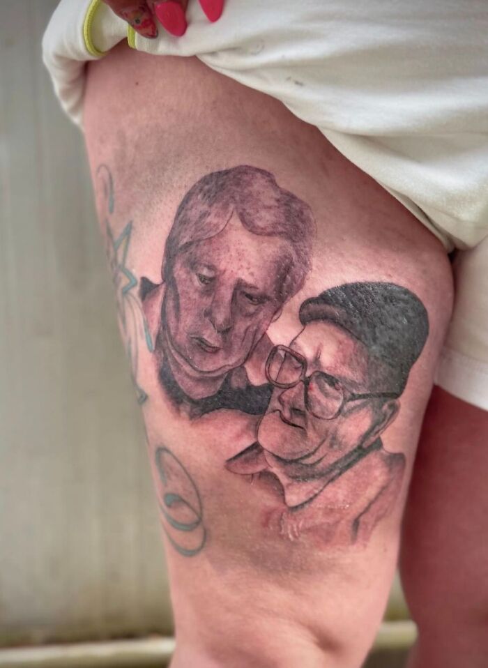 Tatuaje horrible en pierna con retratos borrosos y mal hechos que muestran errores difíciles de borrar en tatuajes.