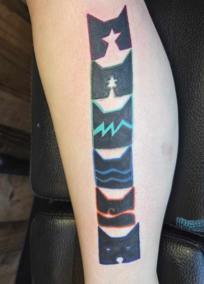 Tatuaje con diseño abstracto en pierna, ejemplo de tatuajes horribles, errores difíciles de borrar en la piel.