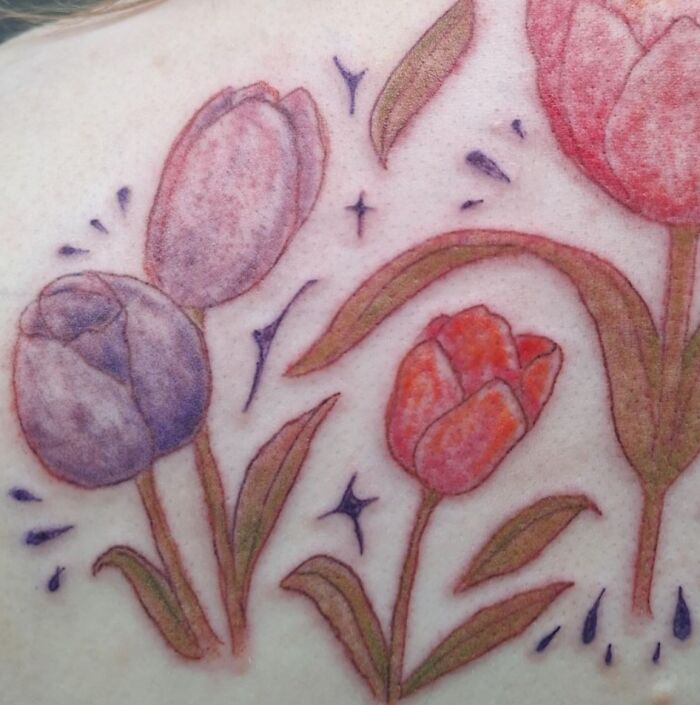 Tatuajes horribles de flores con colores desvaídos y líneas poco definidas en la piel, ejemplo de errores difíciles de borrar.