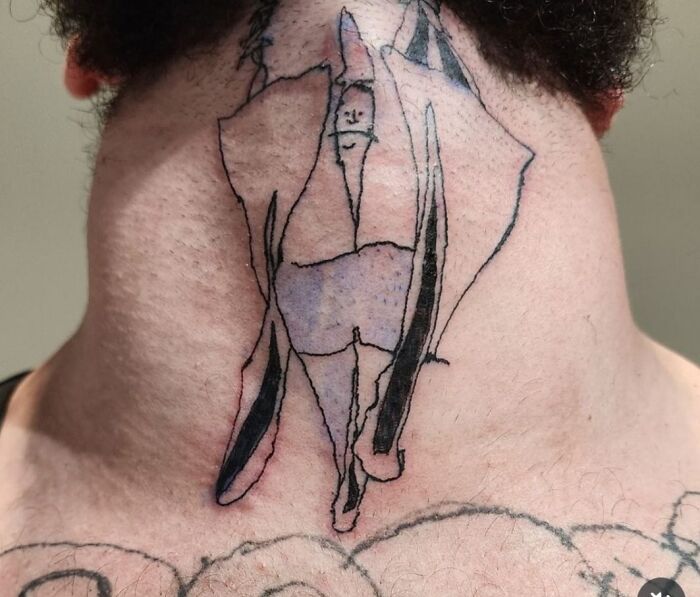 Tatuaje horrible en el cuello con líneas negras irregulares, ejemplo de errores difíciles de borrar en tatuajes.