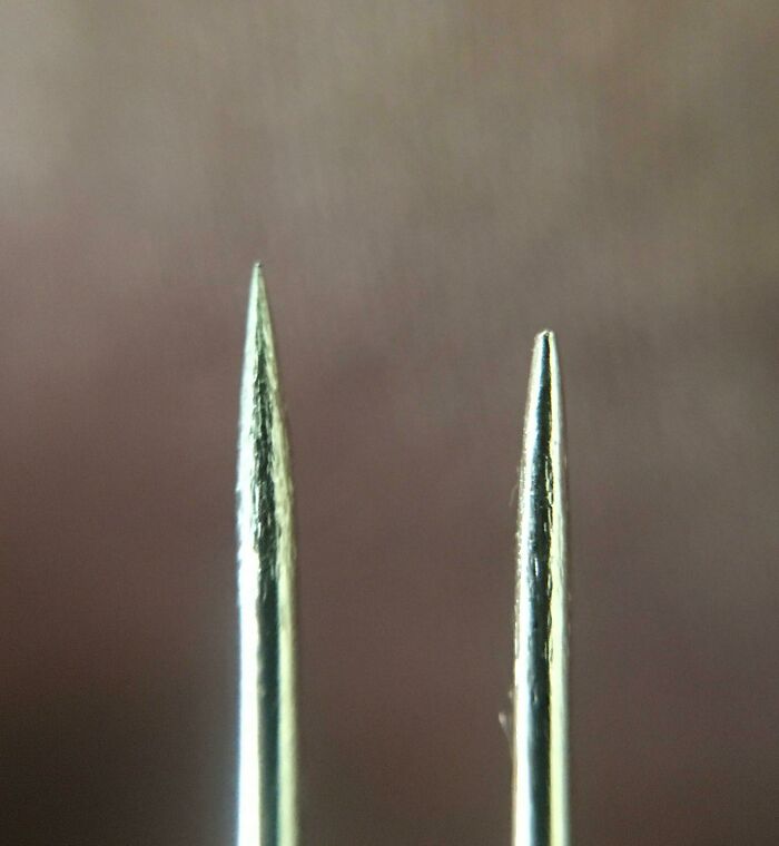 Agujas de coser comparativas en primer plano mostrando detalles y diferencia de tamaño en imágenes comparativas.