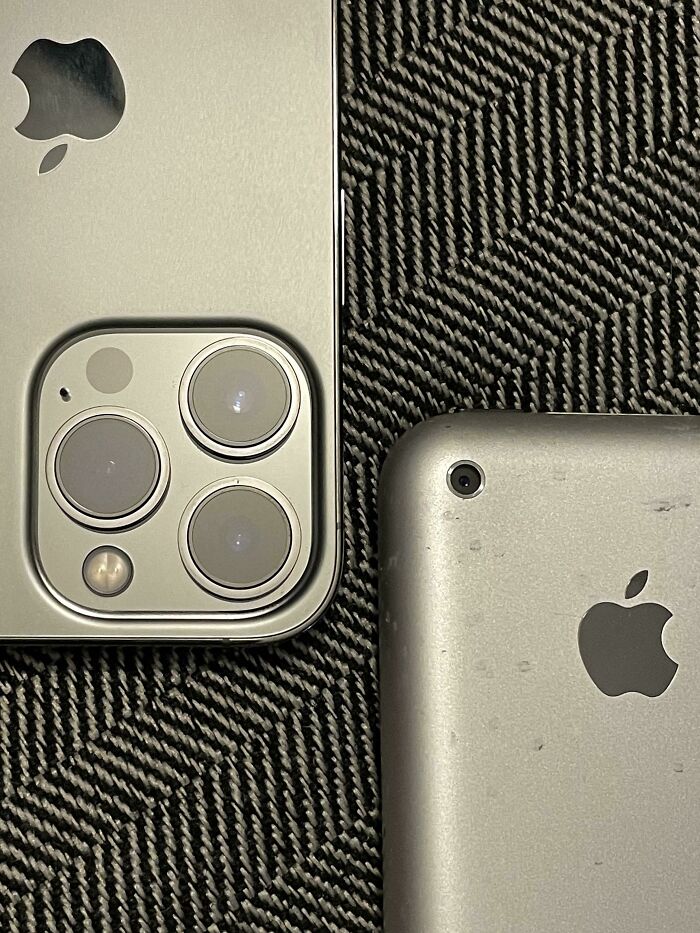 Comparativa de cámaras de iPhone antiguo y moderno mostrando evolución en diseño y tecnología desde diferentes perspectivas.