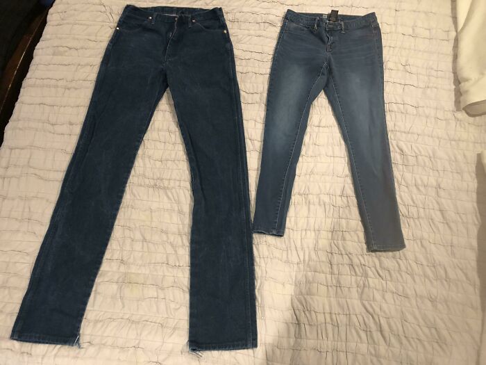 Dos pares de pantalones vaqueros de diferente tamaño sobre una cama mostrando imágenes comparativas para nueva perspectiva.