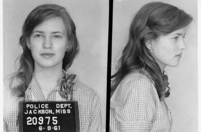 Foto histórica en blanco y negro de una mujer con ficha policial, ejemplo de curiosidades en fotos históricas.