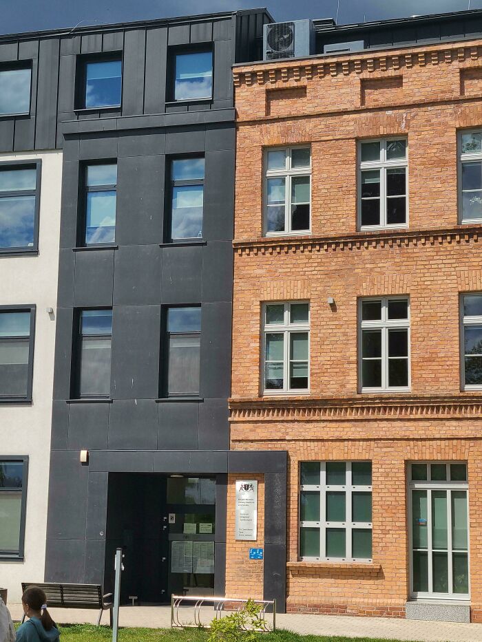 Fachadas comparativas de edificios con diseño moderno y clásico para una nueva perspectiva del mundo.