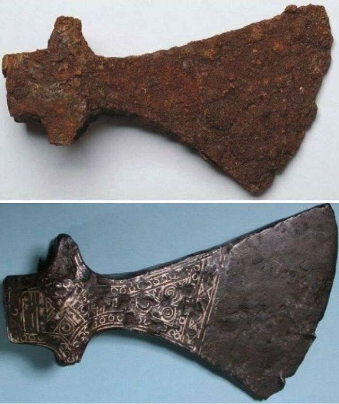Comparación de dos hachas antiguas, una oxidada y otra con grabados detallados, mostrando perspectiva del mundo.