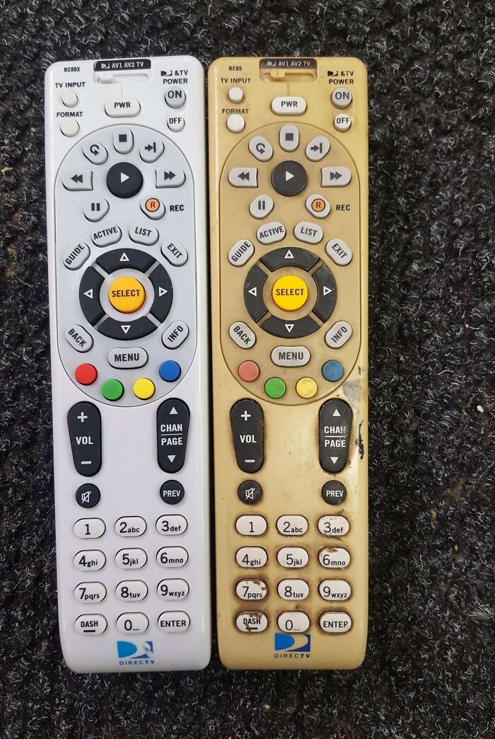Controles remotos comparativos, uno nuevo y otro envejecido, mostrando diferencias en color y desgaste visible.