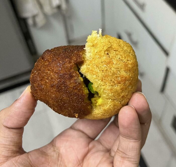 Mano sosteniendo una imagen comparativa de dos mitades de un alimento frito con diferente color y textura.