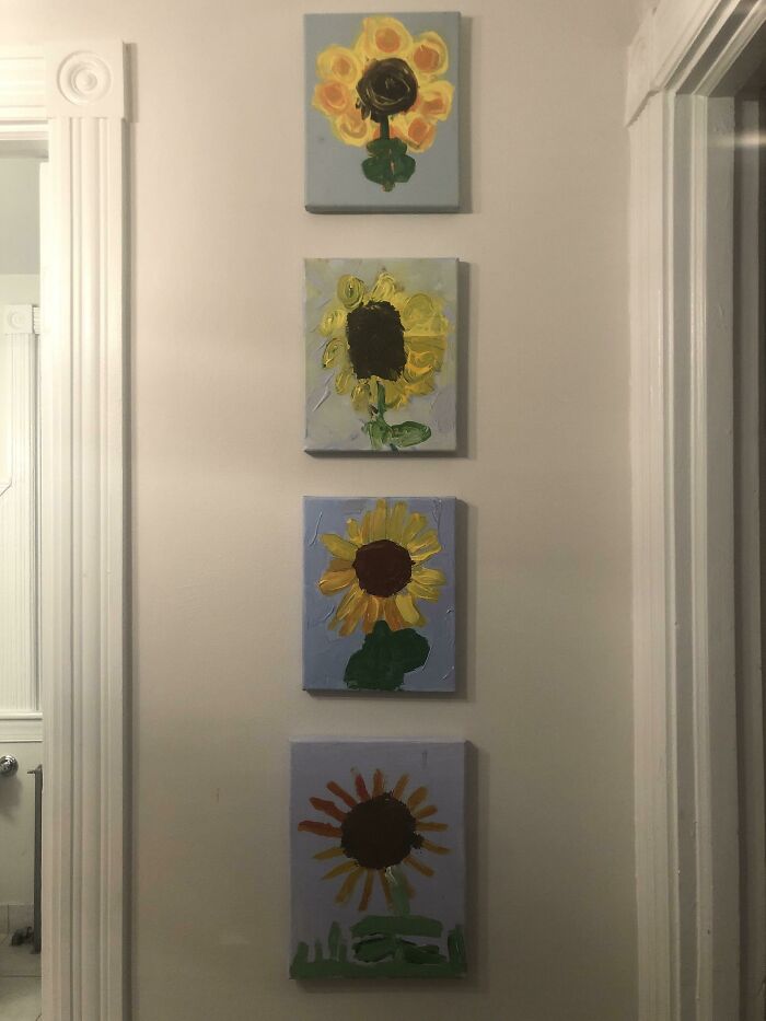 Cuatro pinturas comparativas de girasoles en estilo infantil colgadas en fila vertical sobre pared clara.