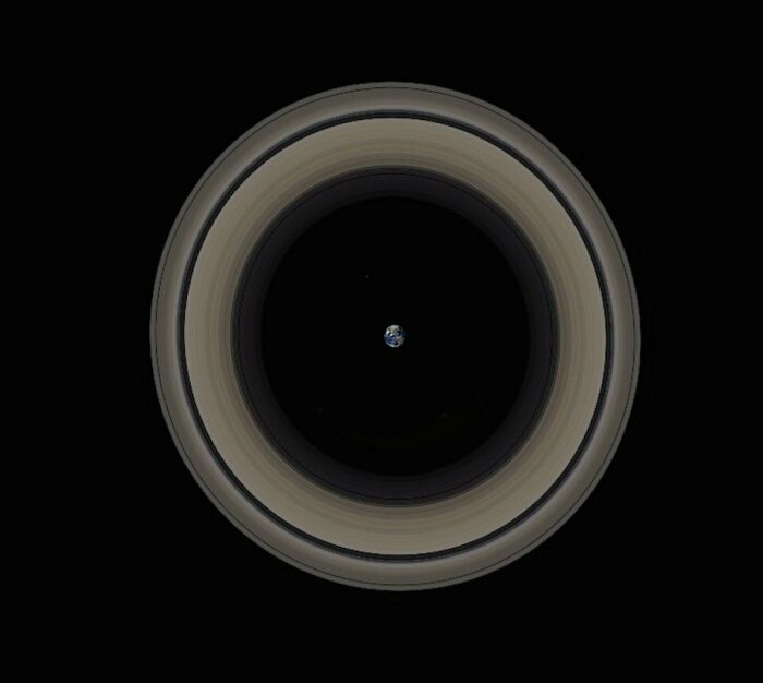 Imagen comparativa del tamaño de la Tierra en el centro de los anillos de Saturno mostrando una nueva perspectiva del mundo.