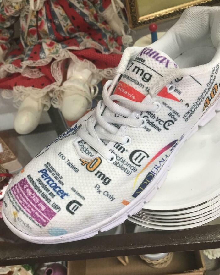 Zapatilla blanca con diseño de etiquetas de medicamentos, imagen confusa y divertida que puede necesitar contexto.