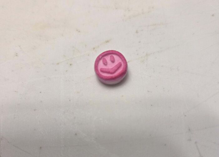Píldora rosa con cara sonriente extraña, parte de personas que no tenían ni idea y pidieron ayuda a Internet.