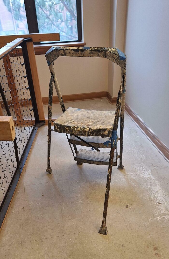 Escalera vieja y dañada en un lugar de trabajo tóxico que debería cerrarse por seguridad y condiciones precarias.