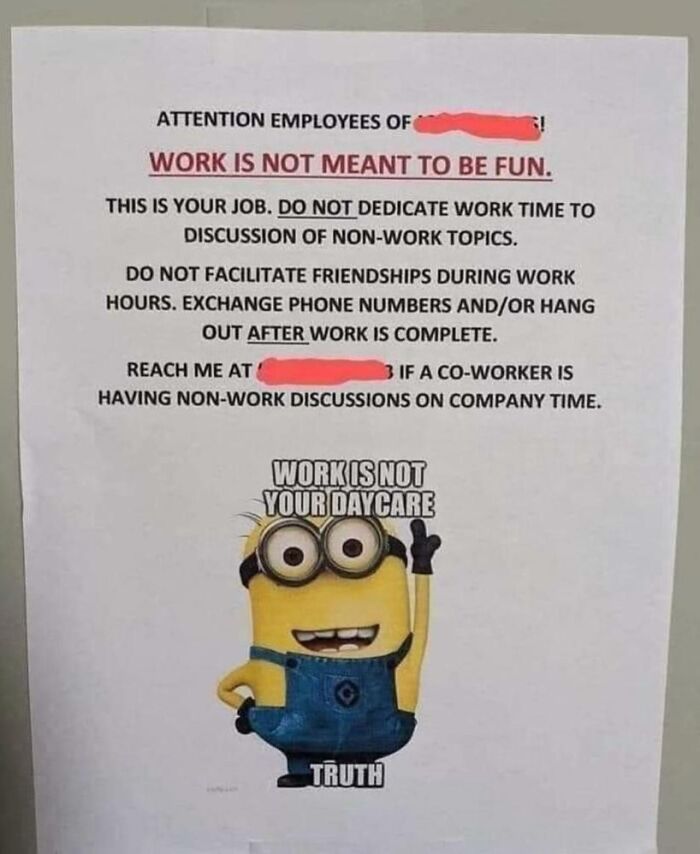 Aviso en lugar de trabajo tóxico que prohíbe amistad y charla durante horas laborales con imagen de Minion.
