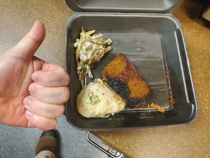 Plato con comida quemada y solo una pequeña porción comestible, ejemplo de lugares de trabajo tóxicos.