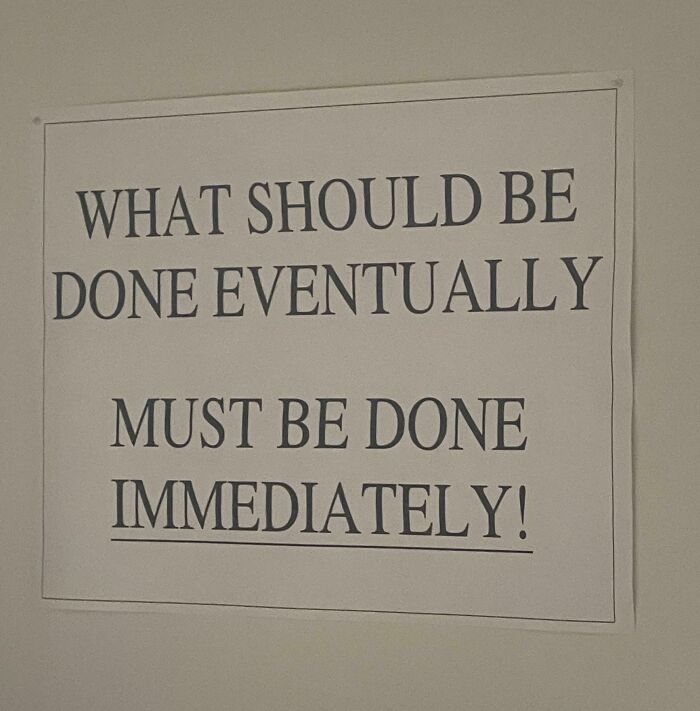 Cartel en un lugar de trabajo tóxico con mensaje sobre hacer las cosas inmediatamente para evitar problemas.