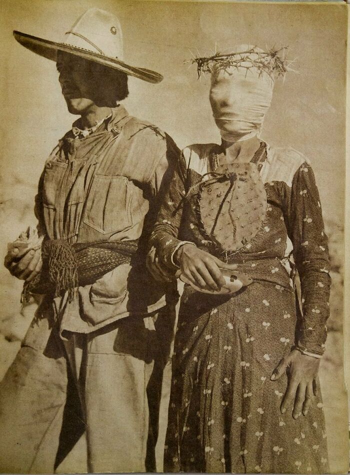 Pareja antigua con vestimenta típica, mujer con rostro vendado y corona de espinas, fotos del pasado inquietantes.