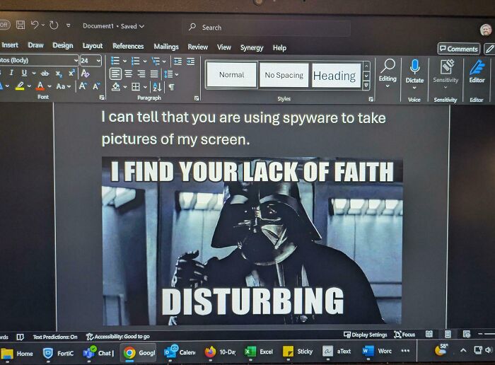 Pantalla de computadora con meme de Darth Vader y mensaje sobre uso de spyware en lugares de trabajo tóxicos.