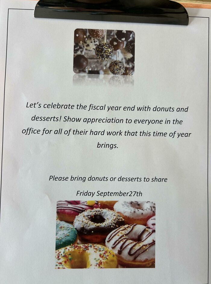 Cartel en oficina pidiendo llevar donas y postres para celebrar fin de año fiscal en un lugar de trabajo tóxico.