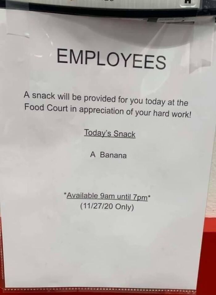 Aviso para empleados ofreciendo un solo snack, banana, como muestra de agradecimiento en lugar de un trato adecuado en lugares tóxicos.