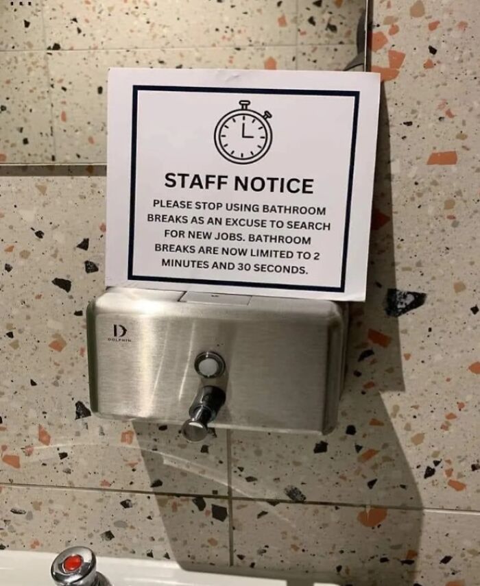 Cartel en lugar de trabajo tóxico limitando a 2 minutos y 30 segundos los descansos para ir al baño.