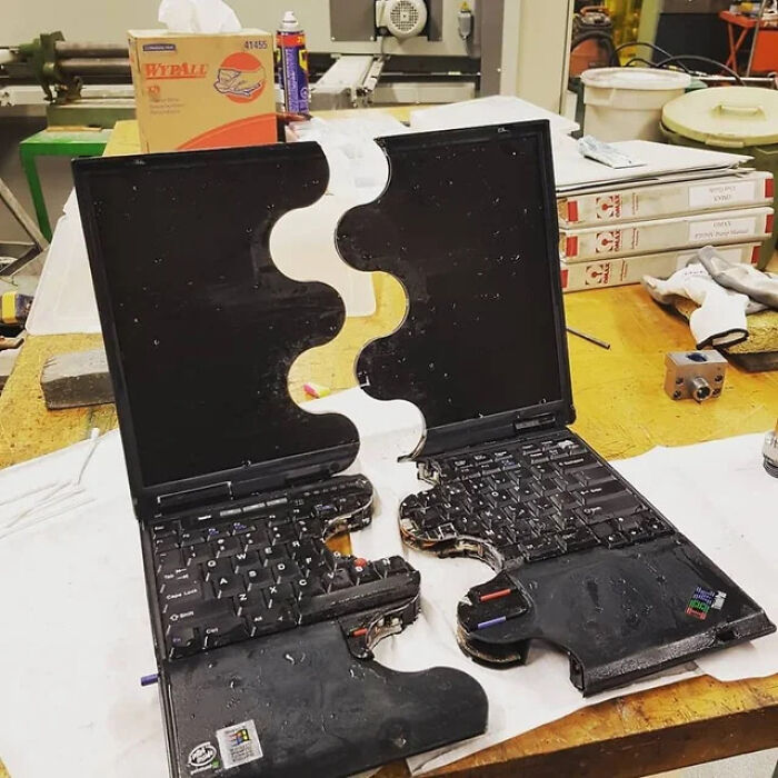 Laptop rota en forma de rompecabezas en taller, ilustrando conceptualmente terribles mentirosos pillados en internet.
