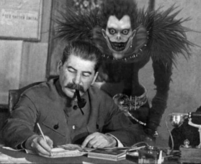 Hombre con pipa escribiendo en escritorio y figura espeluznante detrás, mostrando terribles mentirosos pillados en internet.