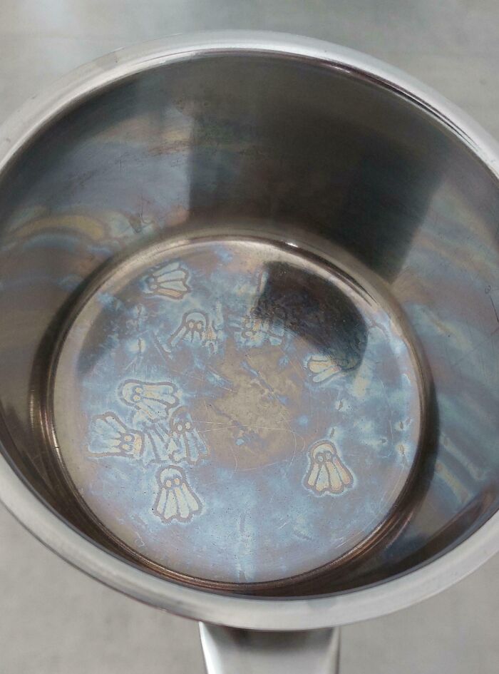 Manchas en olla de metal que parecen dibujos divertidos, imagen para provocar risa con fotos curiosas y divertidas.