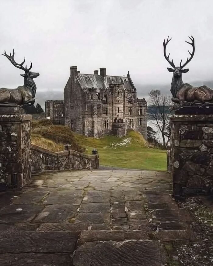 Castillo antiguo con esculturas de ciervos en entrada de piedra, representando increíbles descubrimientos arqueológicos históricos.