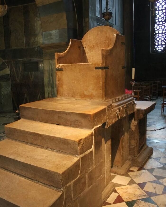 Trono arqueológico antiguo de piedra en sitio histórico, uno de los increíbles descubrimientos arqueológicos educativos.