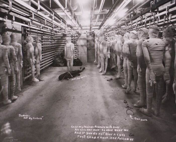 Figura vintage inquietante con cuerpos envueltos estilo momias en un sótano oscuro, fotos del pasado inquietantes.
