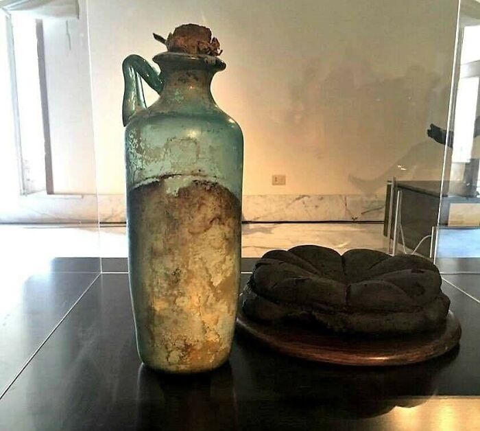 Jarra antigua y artefacto exhibidos en museo, parte de increíbles descubrimientos arqueológicos en sitio educativo.