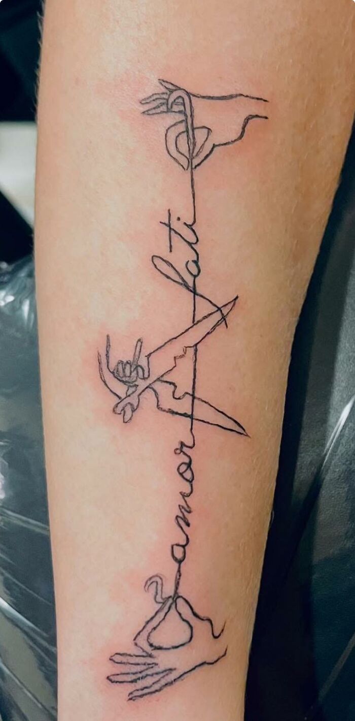 Tatuaje con líneas simples y manos dibujadas que forman las palabras amor y fatales, ejemplo de tatuajes horribles.