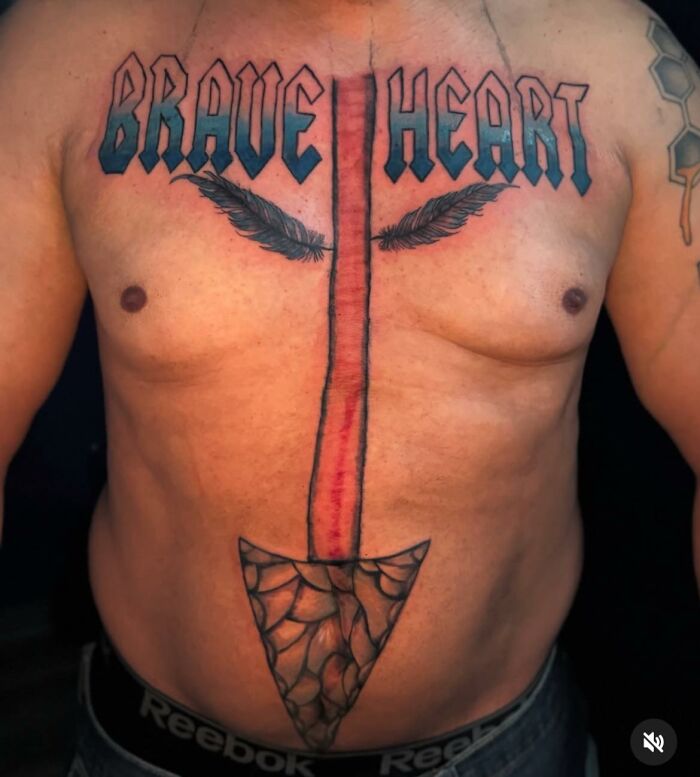 Tatuaje horrible en el pecho con texto 