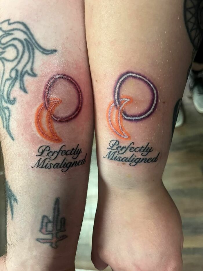 Tatuajes horribles con diseño mal alineado en brazos, mostrando errores difíciles de borrar en tinta de colores naranja y morado.
