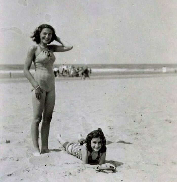 Mujeres en traje de baño en playa, foto histórica en blanco y negro mostrando curiosidades del pasado.