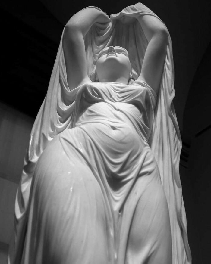 Escultura clásica en mármol blanco, ejemplo de arte histórico y fotos históricas con curiosidades destacadas.