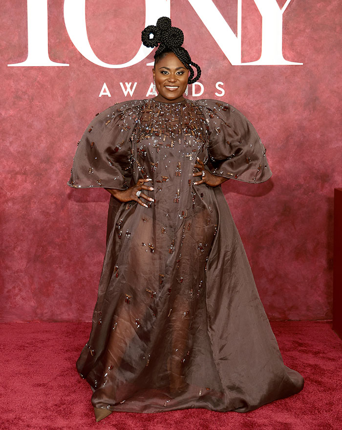 Mujer con vestido marrón amplio y decorado, mostrando una de las malas decisiones de vestuario en los Premios Tony 2025.