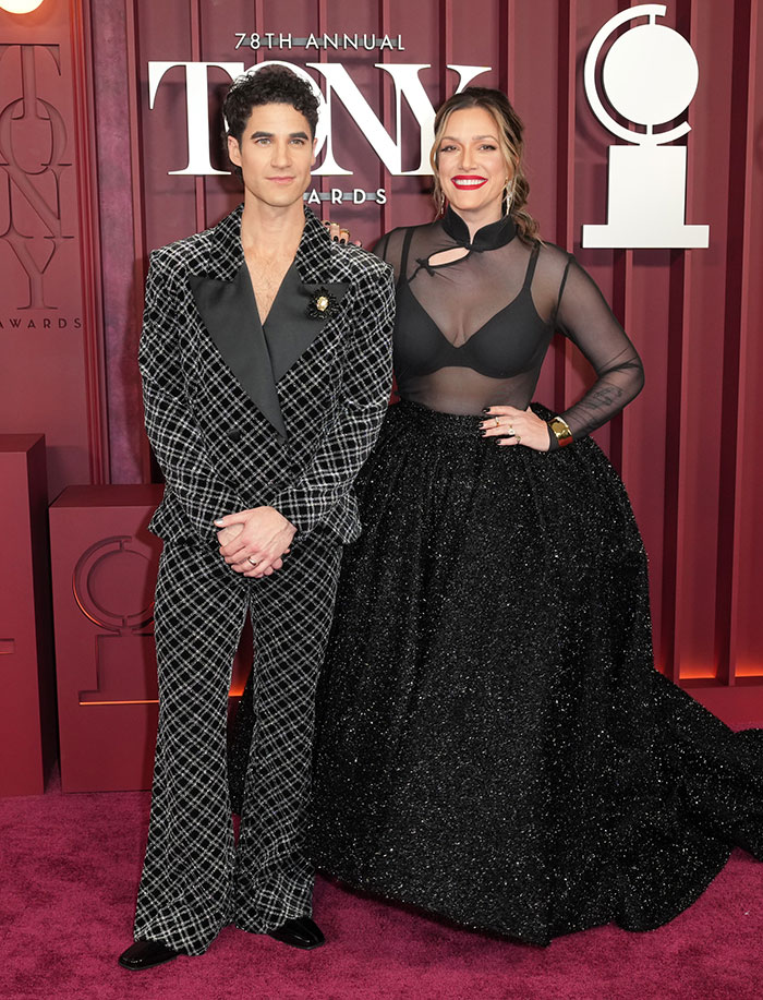 Pareja con atuendos llamativos en alfombra roja, resaltando malas decisiones de vestuario en Premios Tony 2025.