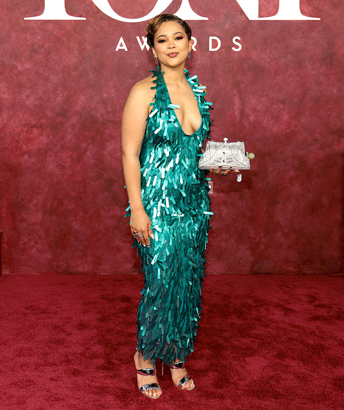 Mujer con vestido verde de lentejuelas en alfombra roja, ejemplo de malas decisiones de vestuario en Premios Tony.