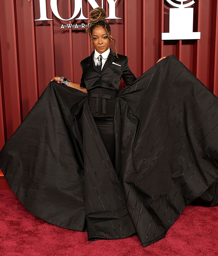 Persona en vestido negro con gran falda y chaqueta en alfombra roja, ejemplo de malas decisiones de vestuario en los Premios Tony 2025.