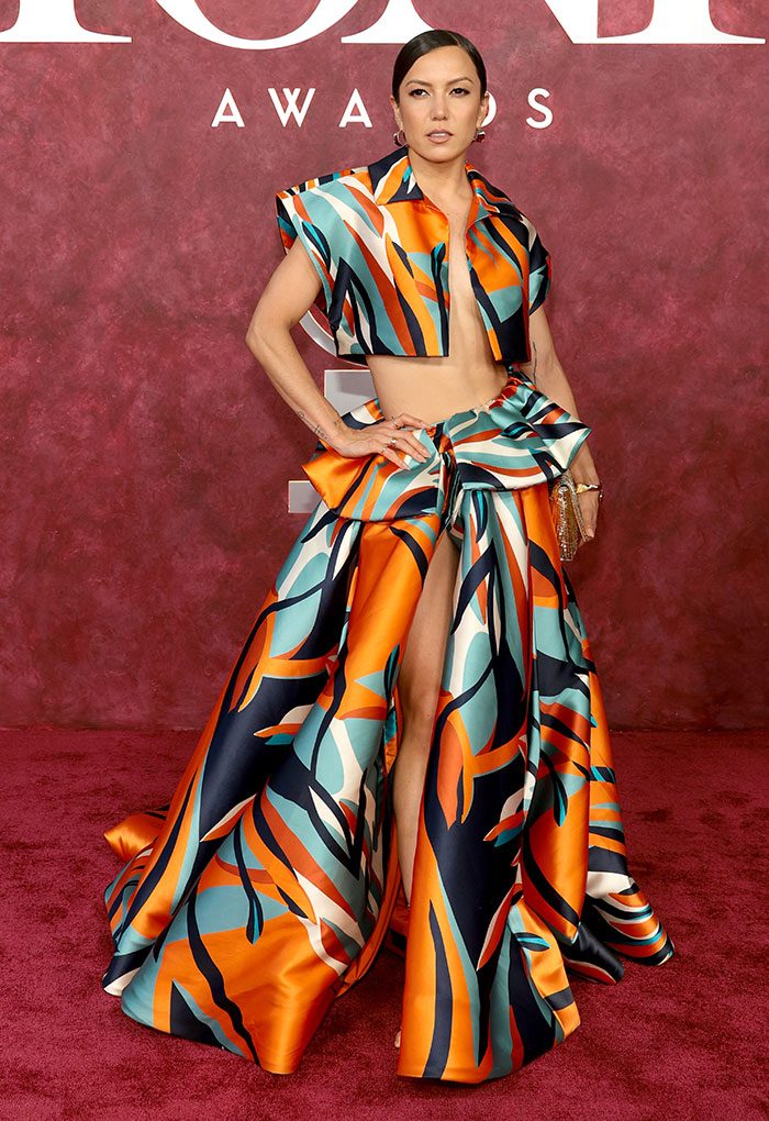Mujer en alfombra roja con vestido colorido y atrevido en evento, ejemplo de malas decisiones de vestuario Tony 2025.