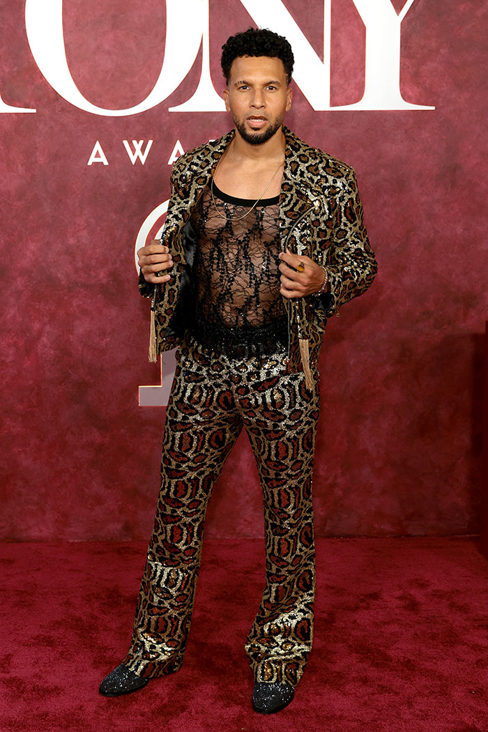 Hombre con conjunto animal print y camiseta de encaje negro en la alfombra roja, ejemplo de malas decisiones de vestuario Tony 2025
