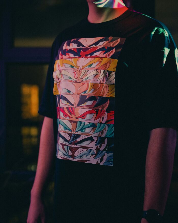 Persona con camiseta negra de personajes de anime, ilustrando momentos en que se intentó corregir y fallaron miserablemente.