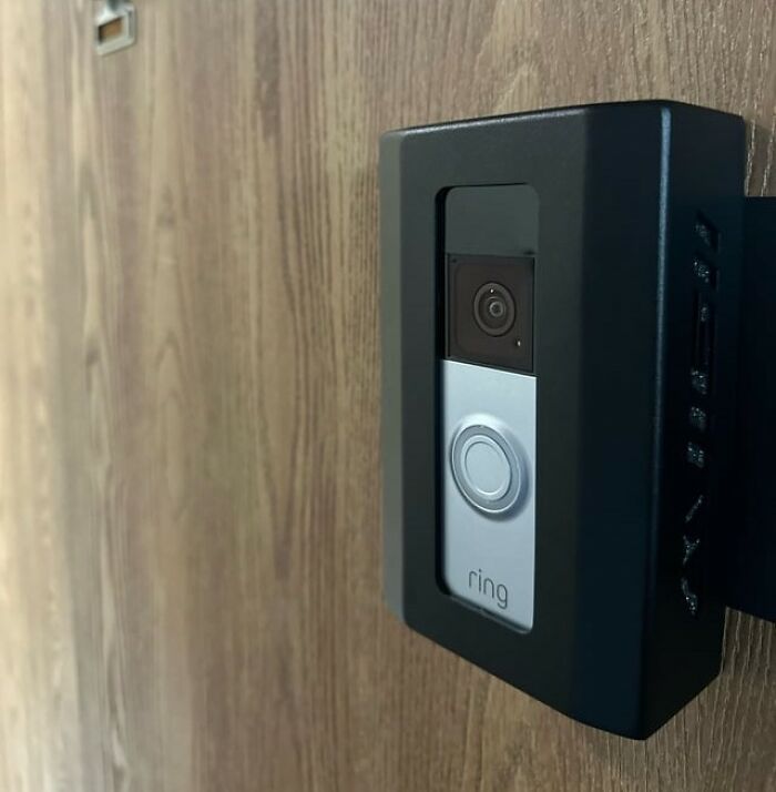 Cámara de seguridad Ring instalada en la puerta para protección y consejos útiles para mujeres que viven solas.