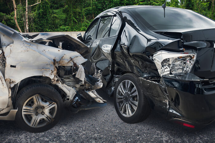 Choque de autos con daños graves, escena analizada por expertos en autopsias sobre la muerte de una persona inquietante.