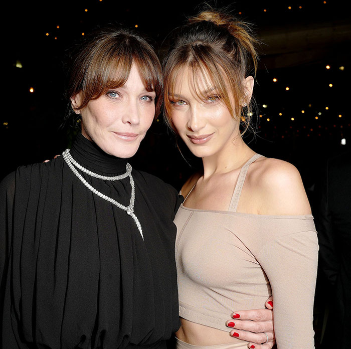 Dos celebridades con gran parecido posan juntas en evento nocturno, destacando su similitud entre famosas conocidas.