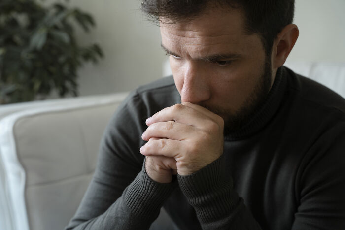 Hombre preocupado en consulta, reflejando historias que hicieron que terapeutas juzgaran a pacientes a pesar de todo.